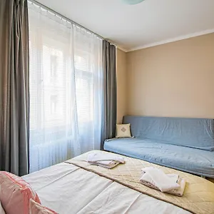 cheerful-elephant-apartment.praguehotelsweb.com/